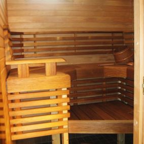 Puinen sauna.